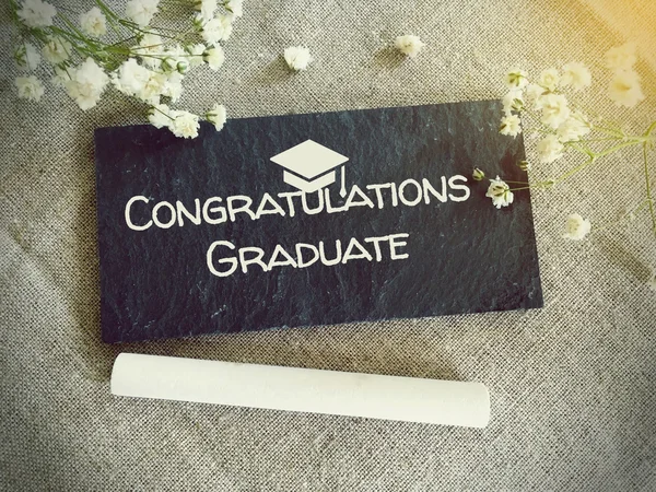 Kelime Blackboard metniniz ve çiçeklerle için Tebrikler graduat