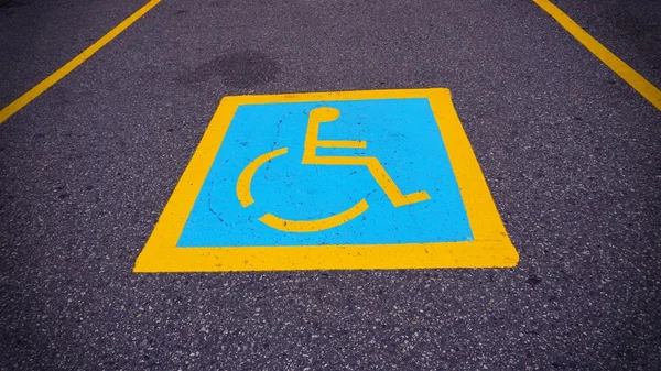 Miejsce parkingowe znak koła krzesło — Zdjęcie stockowe