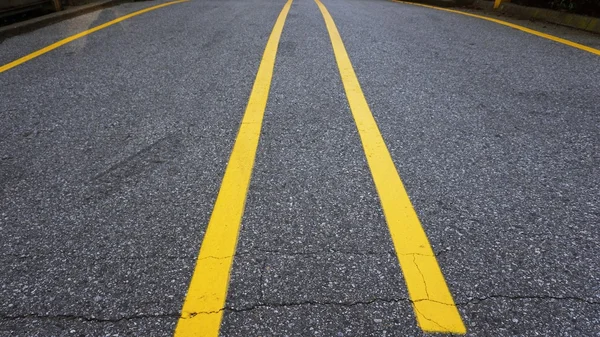 Κίτρινη γραμμή στην οδό διαιρείται μεταξύ αυτοκίνητο στο πάρκινγκ του φορτίου — Φωτογραφία Αρχείου