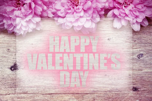 Flores de color rosa en madera con la palabra Feliz Día de San Valentín —  Fotos de Stock