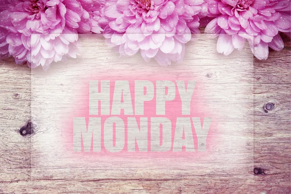 Ροζ λουλούδια σε ξύλινο με λέξη Happy Δευτέρα — Φωτογραφία Αρχείου