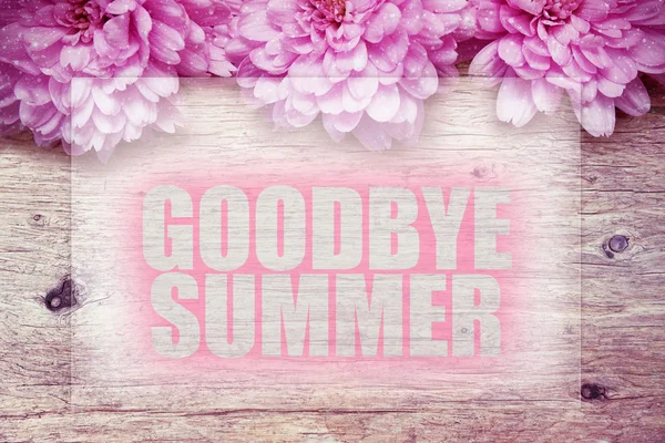 Ροζ λουλούδια σε ξύλινο με λέξη αντίο καλοκαίρι — Φωτογραφία Αρχείου