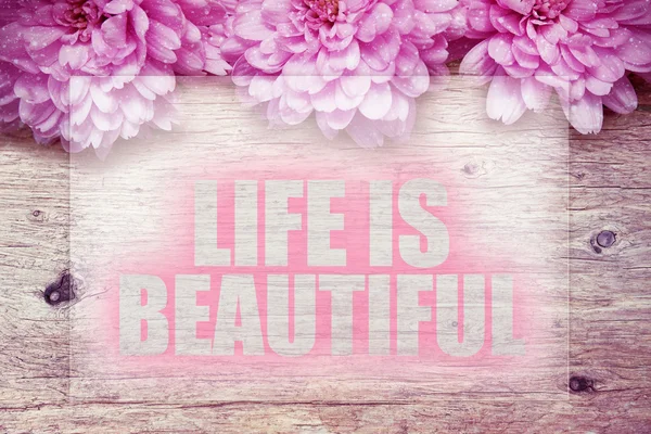 Ροζ λουλούδια σε ξύλινα με τη λέξη ζωή είναι όμορφη — Φωτογραφία Αρχείου