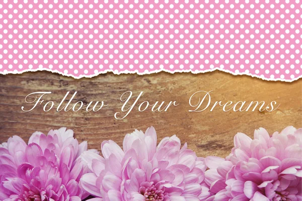 Flores rosa em madeira com palavra Siga o seu sonho — Fotografia de Stock