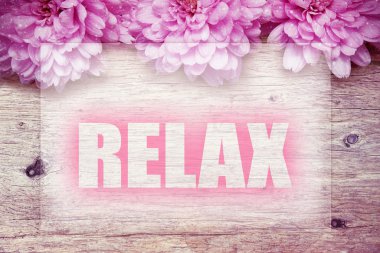 pembe çiçekler ile kelime Relax ahşap