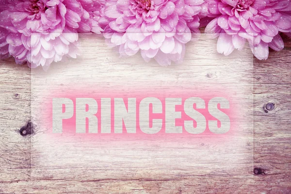 Rosa blommor på trä med ordet Princess — Stockfoto