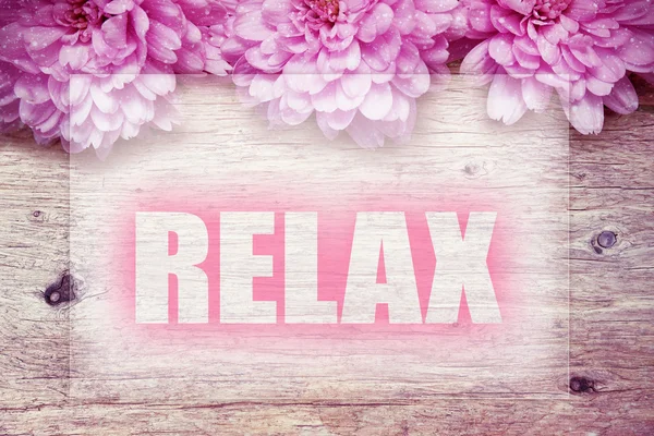 Rosa blommor på trä med ordet Relax — Stockfoto
