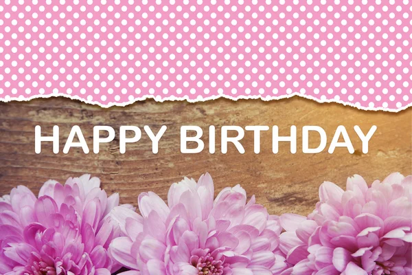 Ροζ λουλούδια σε ξύλινο με λέξη χαρούμενα γενέθλια — Φωτογραφία Αρχείου