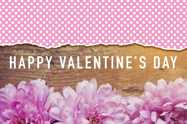 Ροζ λουλούδια σε ξύλινο με λέξη του Αγίου Βαλεντίνου ημέρα — Φωτογραφία Αρχείου