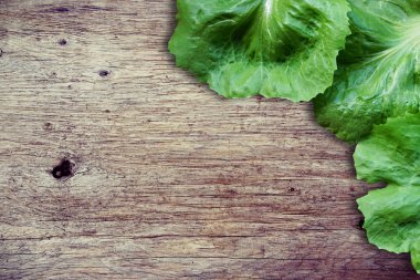 eski ahşap zemin üzerine marul salatası