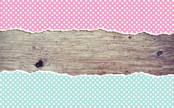 Podłoże drewniane z polka dot rozdarty papier i kopiować miejsca — Zdjęcie stockowe