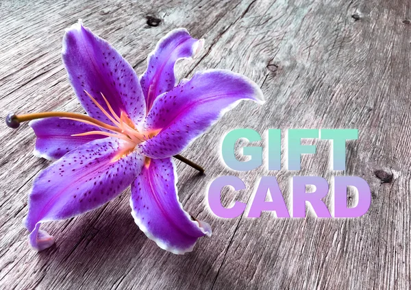 Word のギフトカードと木製の背景に紫の liliy 花 — ストック写真