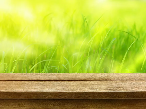 Gamla trä bordsskiva på naturen risfält gröna oskärpa bakgrund — Stockfoto