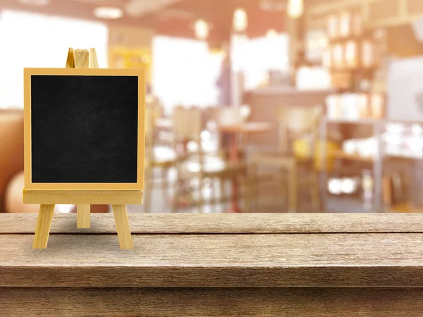 bulanık bokeh Restoran arka plan siyah ile ahşap masa