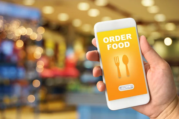 Kadın el smartphone bulanıklık renkli bokeh backgr karşı tutarak