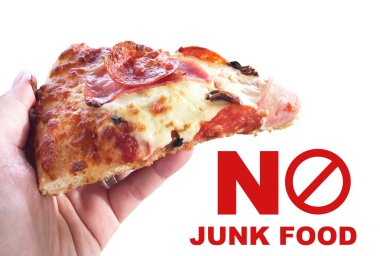 Dilim pizza tutan kadın el beyaz arka plan üzerinde hiçbir j izole.