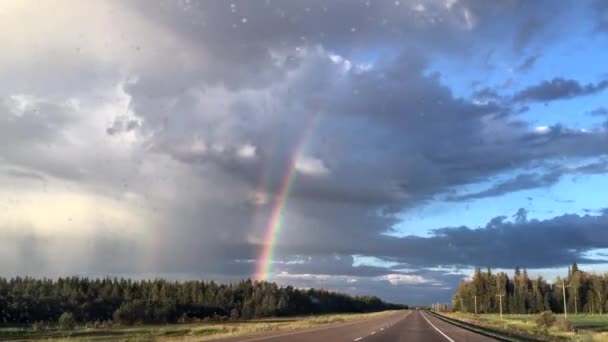 Triple arco iris de la autopista, Alberta Canadá — Vídeos de Stock