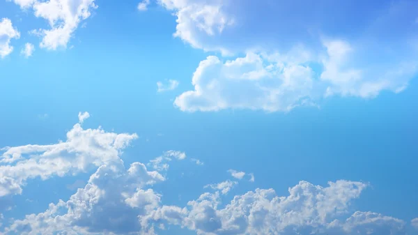 Helder blauwe kleurovergang filter lucht en de wolken voor achtergrond — Stockfoto