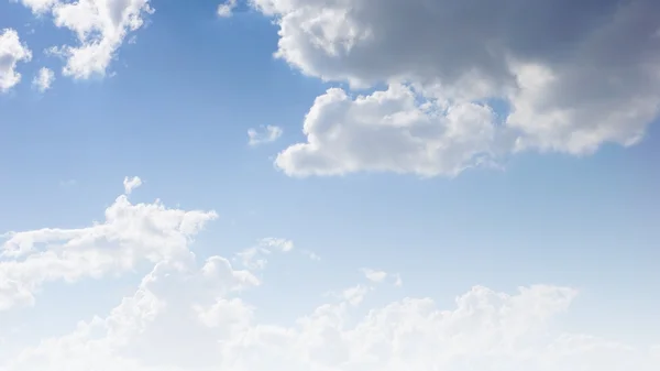 Céu de filtro de gradiente azul claro e nuvens para fundo — Fotografia de Stock