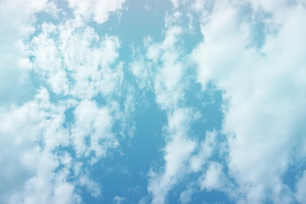 Céu azul brilhante do filtro do gradiente e nuvens para o fundo — Fotografia de Stock