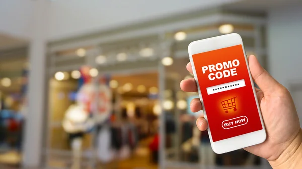 Kadın el smartphone Dükkanı backgro bulanıklık bokeh karşı tutarak