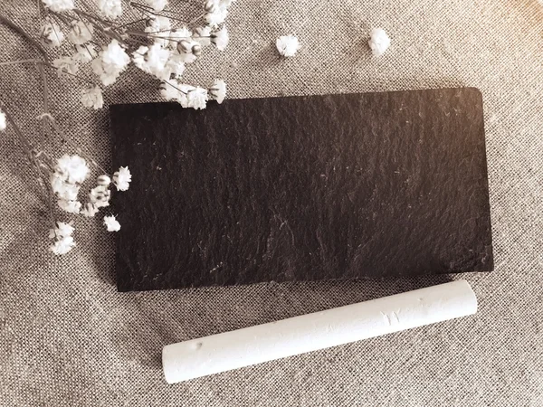 Kleine krijt bestuur achtergrond met bloem in zwart-wit styl — Stockfoto