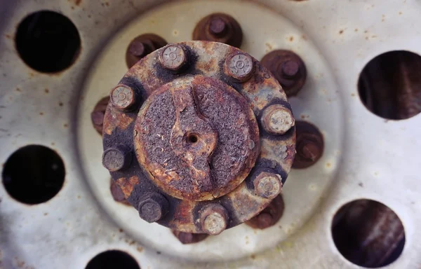 Yaşlı paslı eski araba jant