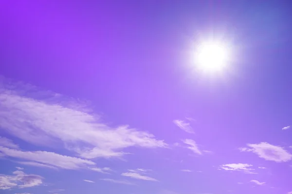 Céu roxo gradiente brilhante com sol brilhando — Fotografia de Stock