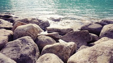 güzel göl, açık bulanıklık su ve kayalar retro filtre