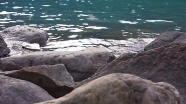 Akan su ve kayalarla güzel göl manzarası