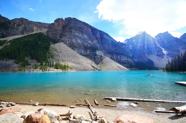 Jezioro morenowe w parku narodowym Banff, Alberta, Kanada — Zdjęcie stockowe