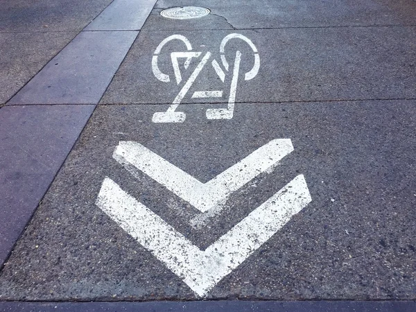 Bicicleta pista pintada na rua na área residente — Fotografia de Stock