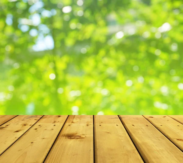 Trä stil golv och grön natur bokeh för visning av produkten — Stockfoto