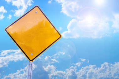 Mavi gökyüzü arka plan üzerinde izole boş sarı yol işareti