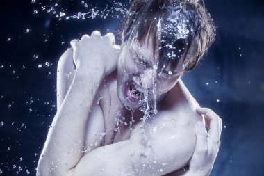 Güçlü adam su damlaları