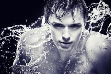 Güçlü adam su damlaları