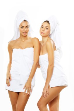 Duş sonra iki mutlu genç kız