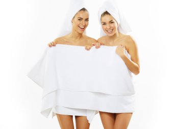 Duş sonra iki mutlu genç kız