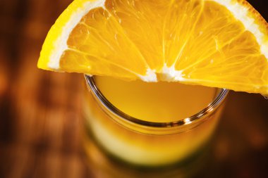 Meyve ile içki çekim