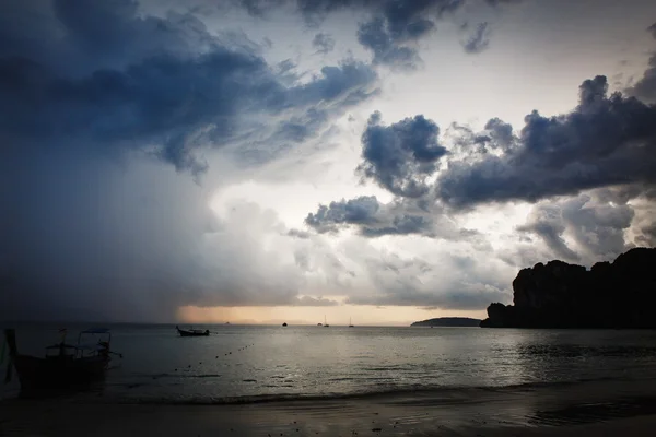 Dramatischer Himmel über dem felsigen Strand — Stockfoto