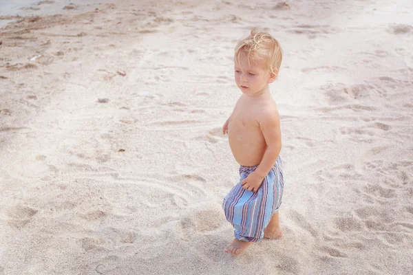 Enfant marchant sur une plage — Photo