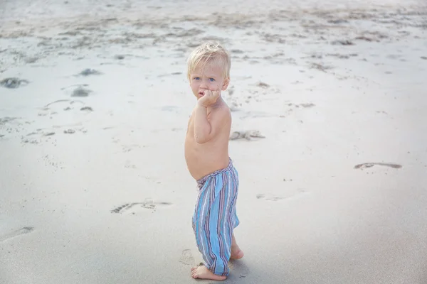 Niño caminando en una playa — Foto de Stock