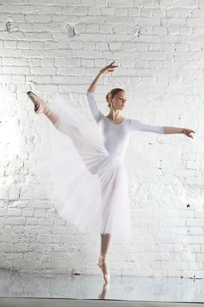 Bailarina en blanco — Foto de Stock