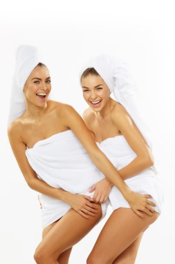 Duş sonra iki mutlu genç kız