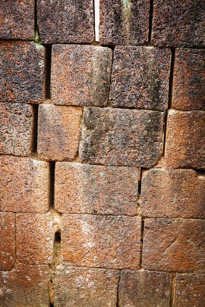 Textura irregular erosionada de una vieja pared de piedra — Foto de Stock