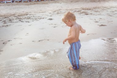 Sahilde yürüyüş toddler