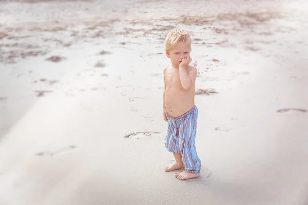 Enfant marchant sur une plage — Photo