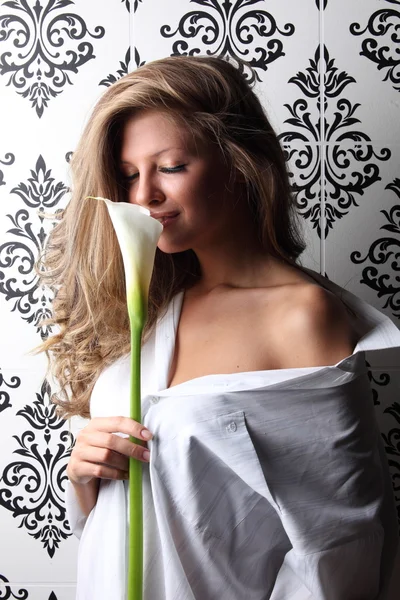 Pretty girl with a flower — Stock Photo, Image