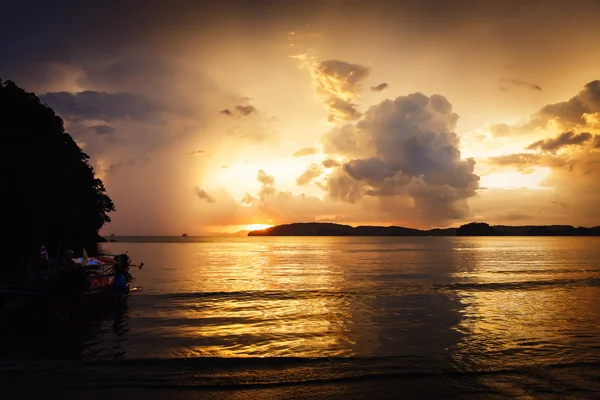 Tropischer Sonnenuntergang in Thailand — Stockfoto