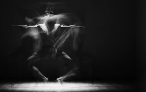 Dançarina de balé em preto — Fotografia de Stock